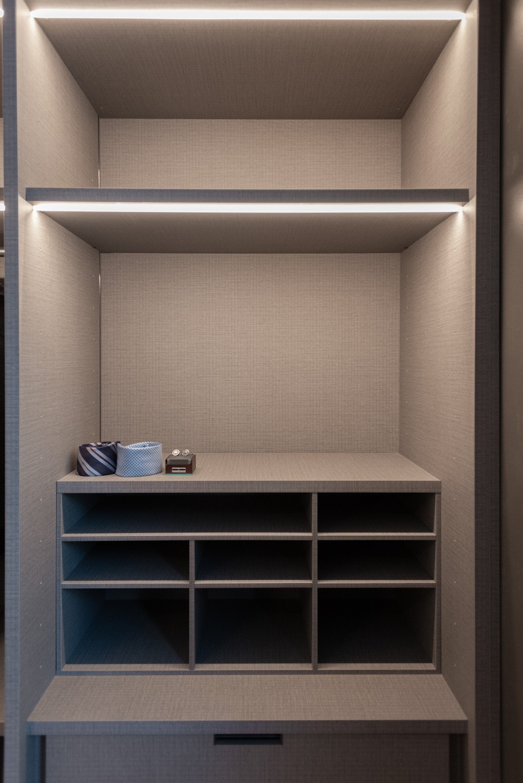 Plassbygget innredning med hyllesystem og belysning - levert av italienske Molteni Galleribilde