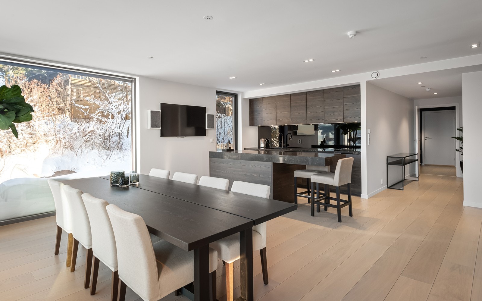 Romslig og flott spisestue med store vindusflater mot utsikten, åpen kjøkkenløsning med lekker innredning fra Poggenpohl, samt utgang til markterrasse/hagedel tilseksjonert leiligheten Galleribilde