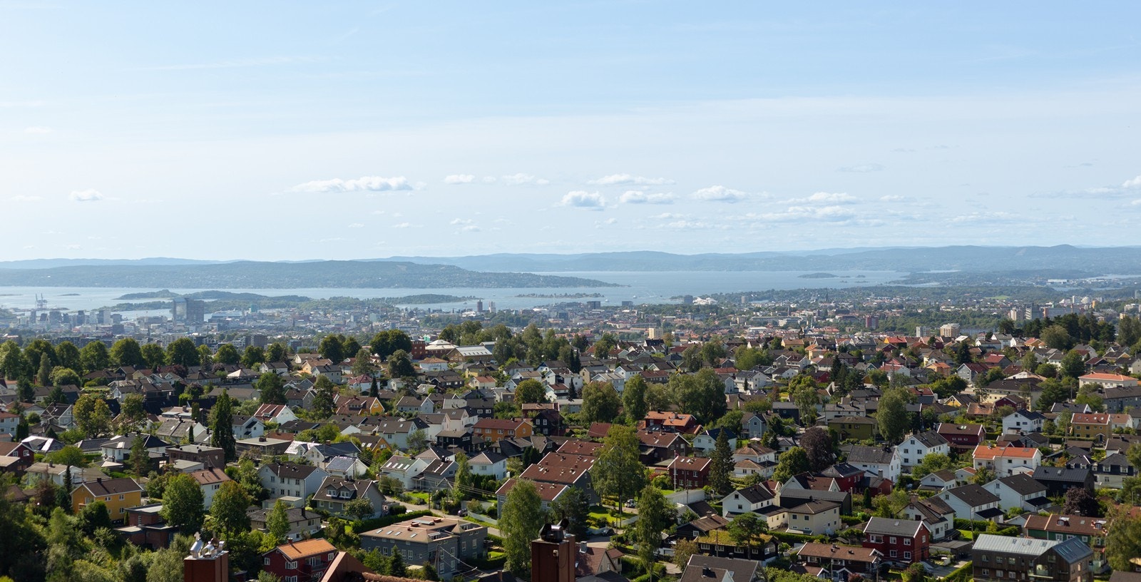 Fantastisk panorama-utsikt over Oslo by inkludert Oslofjorden og Bunnefjorden i tillegg til Holmenkollåsen Galleribilde