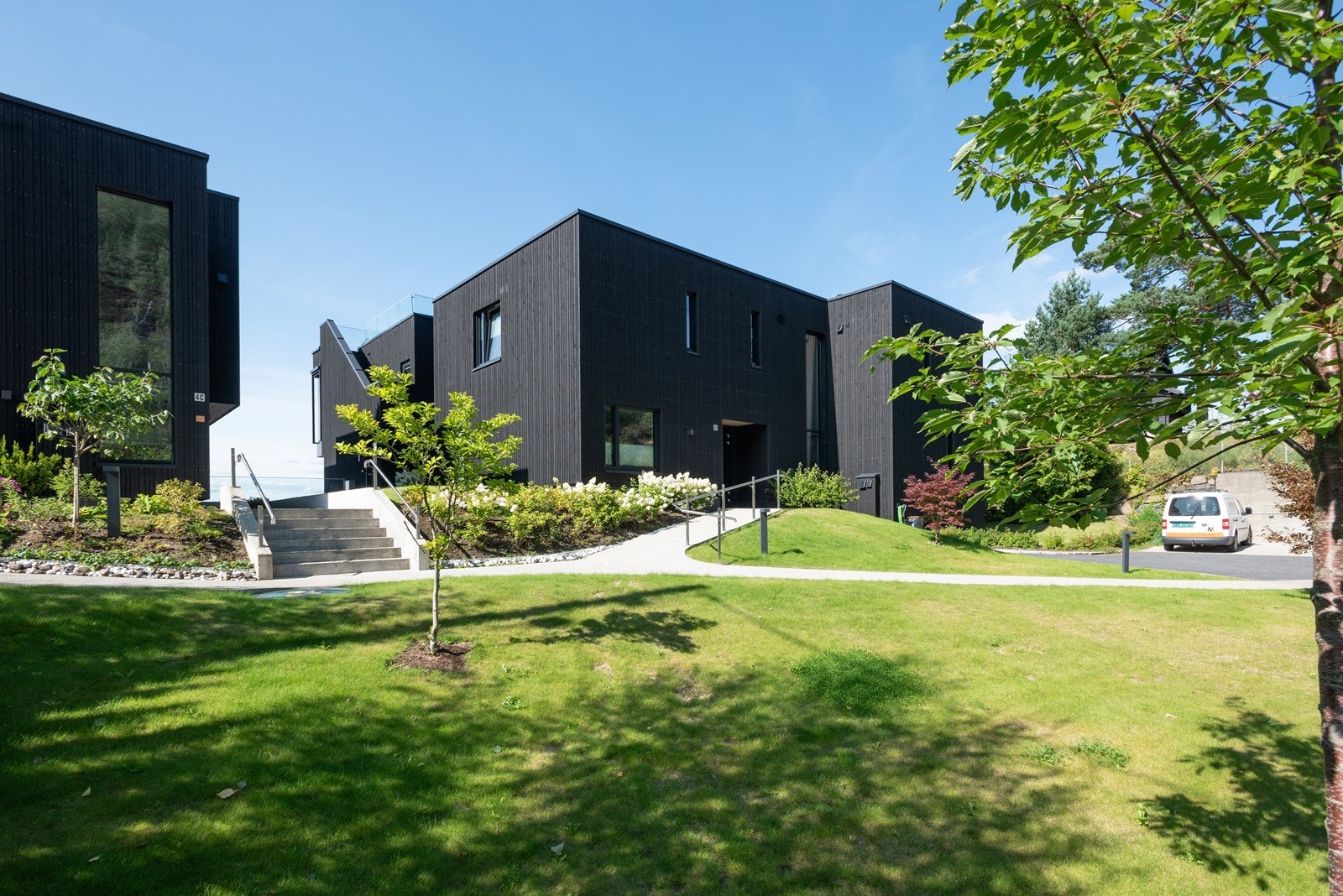 Flott opparbeidet hage/fellesarealer, samt gjesteparkering Galleribilde