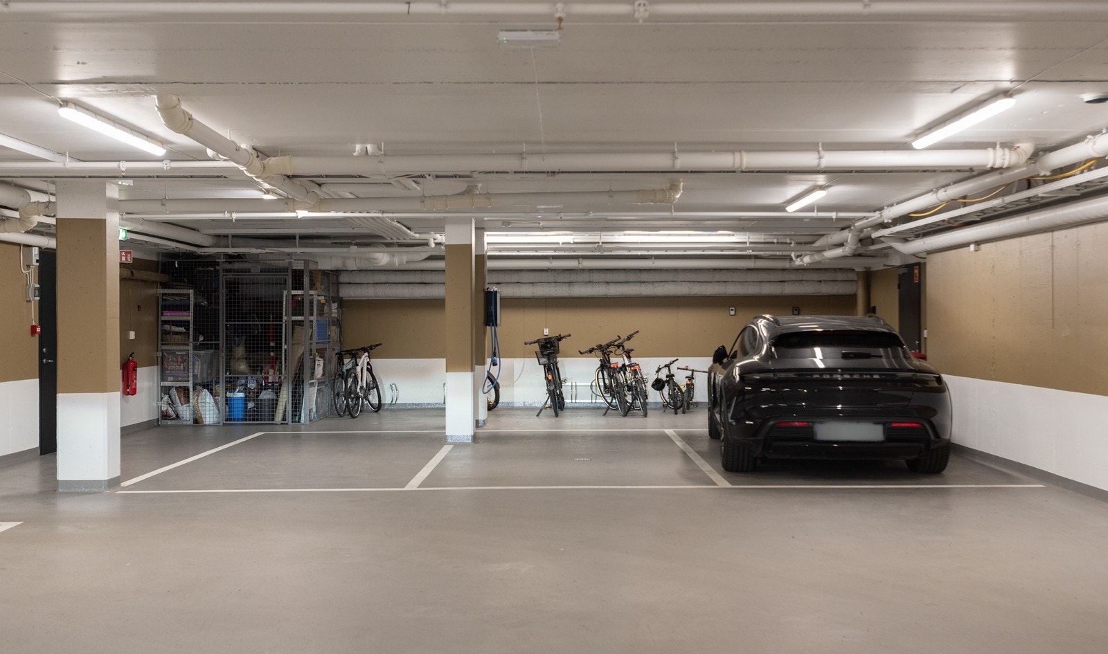 2 stk. garasjeplasser ved siden av hverandre inkl. el-billader. God plass også bak p-plassene til lasting av bilens baggasjerom. Stor bod i eget bodareal. Galleribilde