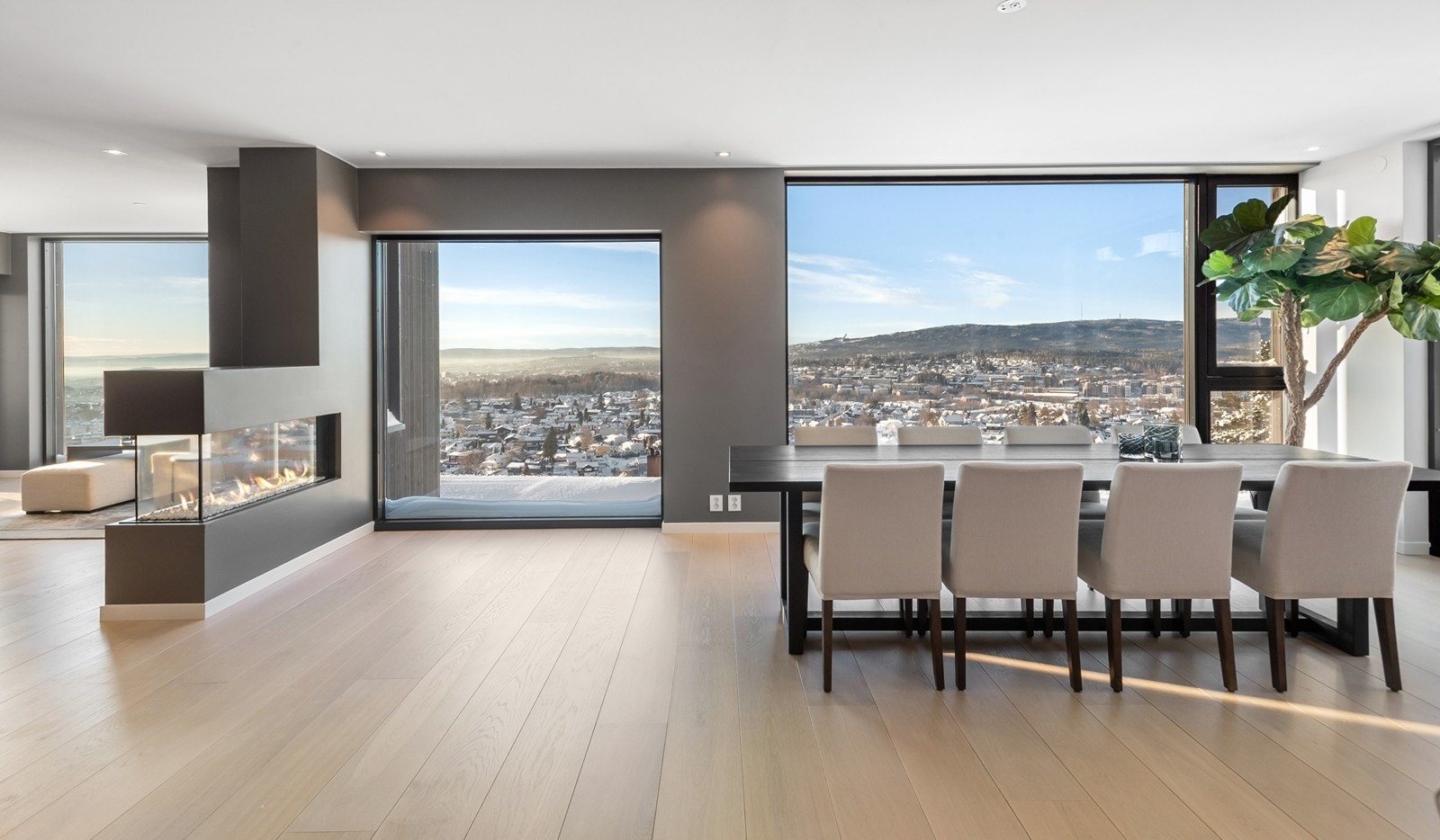 Romslig og flott spisestue med store vindusflater mot utsikten Galleribilde