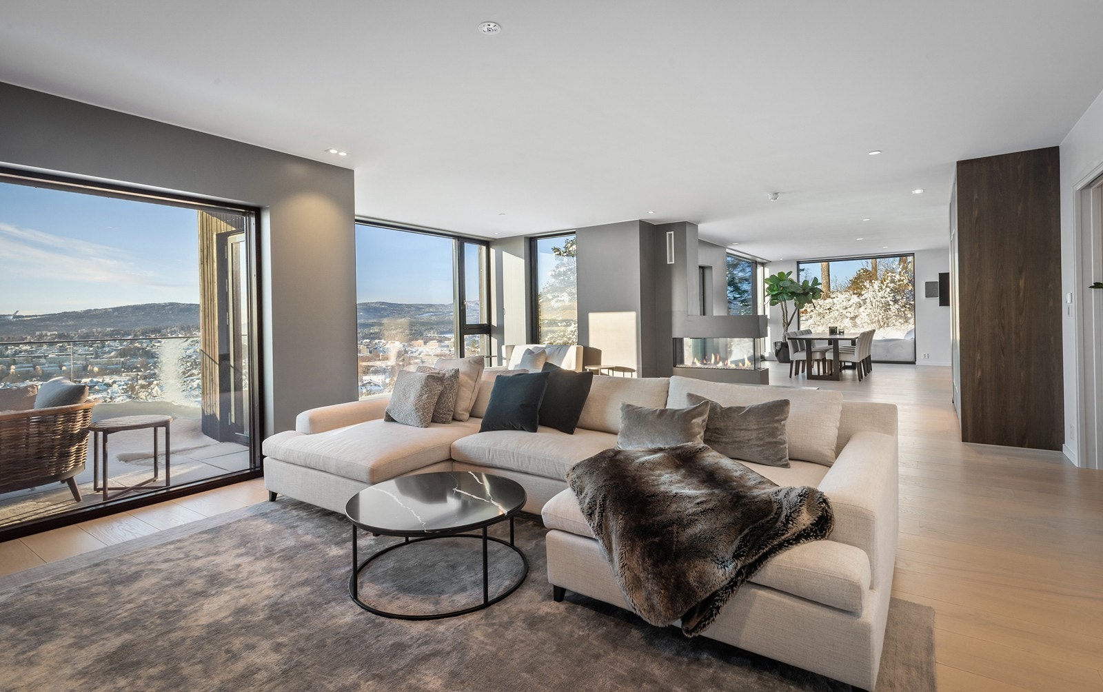 Store herlige vindusflater fra gulv til tak og lys fra flere himmelretninger Galleribilde