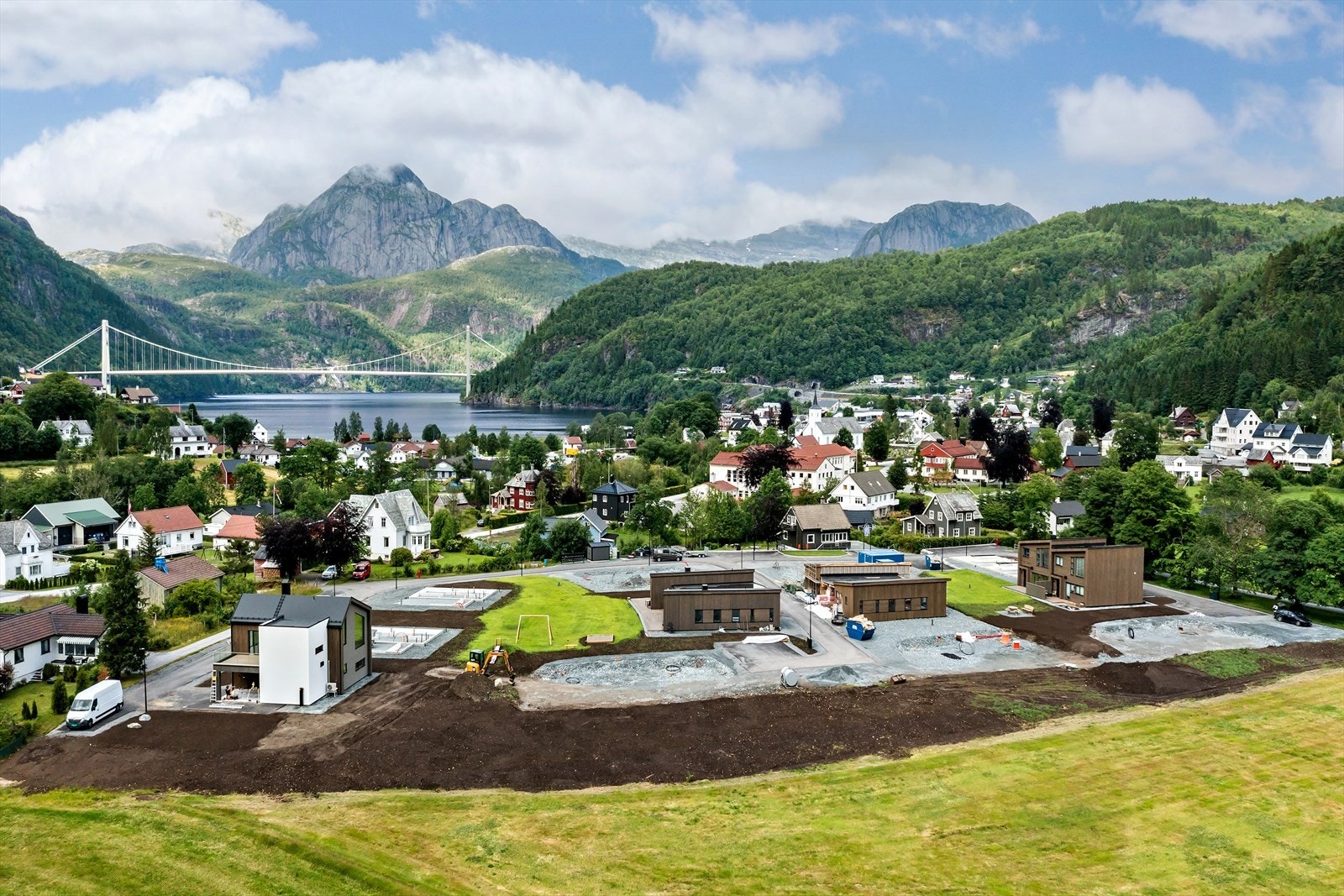 Bustaden ligg vestvendt plassert på Steia med gangavstand til alt Dale har og by på Galleribilde
