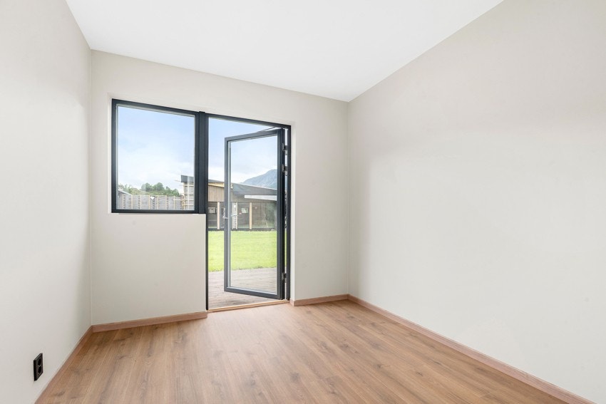 Eit av to soverom i underetasjen. Soveromma er 8,2 kvm og eine soverommet har tilkomst til terrasse Galleribilde