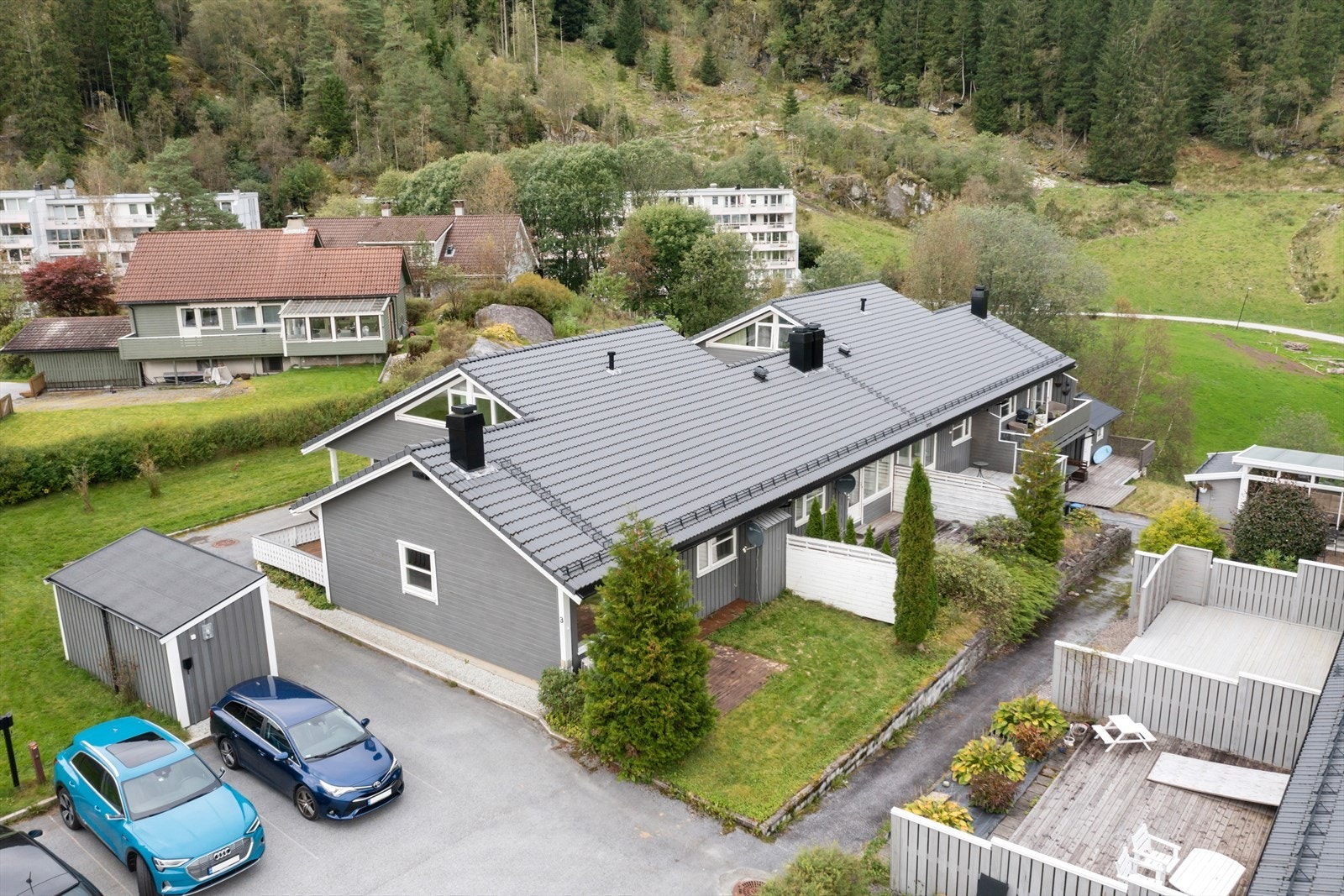 Burettslaget har felles parkering med etablert ladepunkt for elbil Galleribilde