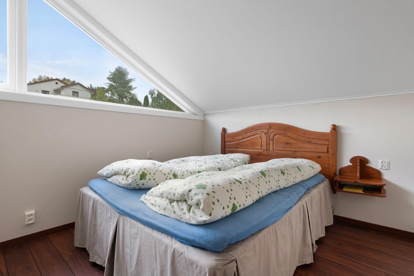 Soverom 2 av 2 i 2. etasje. Rommet er innreidd med skyvedørsgarderobe Galleribilde