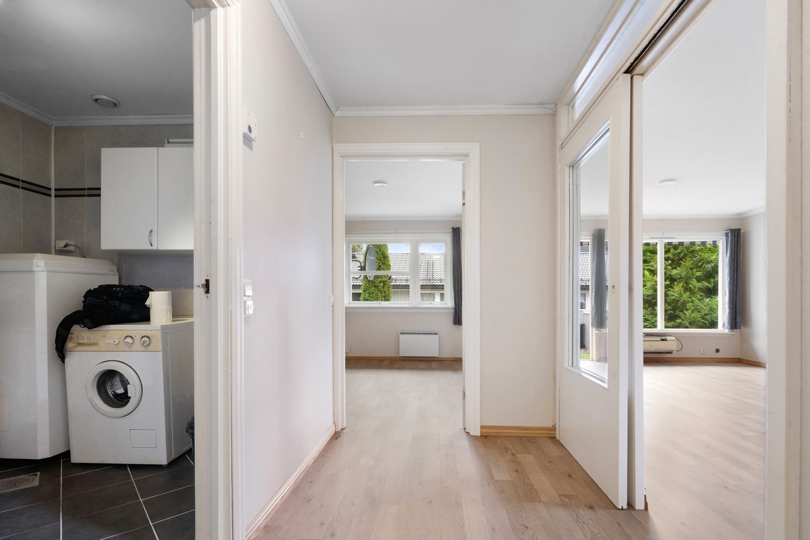 Frå gangen er det tilkomst til blant anna badet i 1. etasje Galleribilde