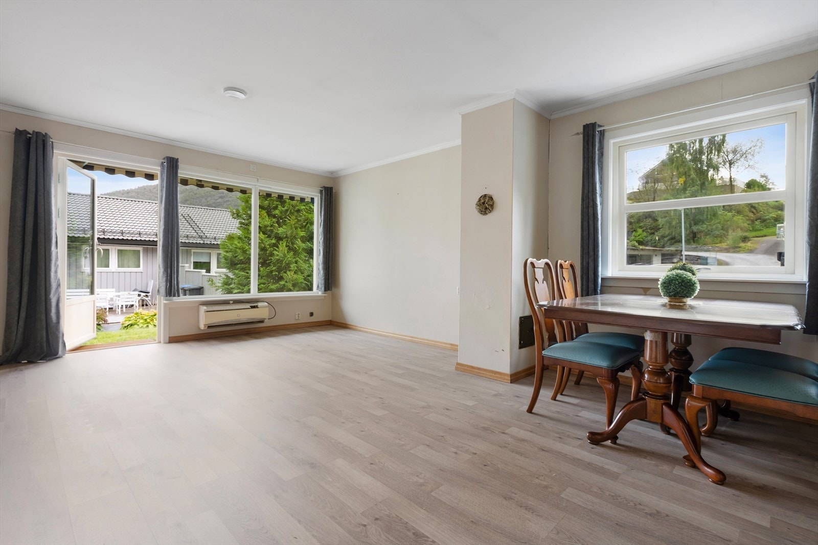 Frå stova er det tilkomst til uteområdet. Her er det også mogleg å montere ein vedfyrt peis Galleribilde