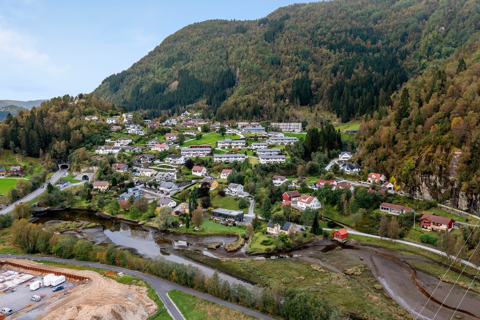 Hundvebakke er eit svært barnevenleg område med kort veg til sentrum, skule, barnehage, kunstgrasbane og leikeplassar Galleribilde