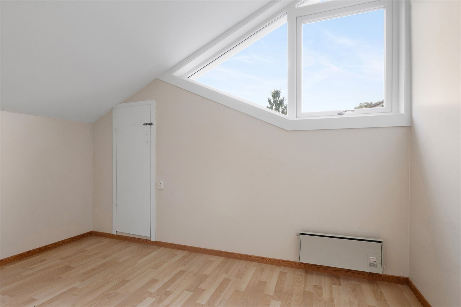 Soverom 1 av 2 i 2. etasje med god lagringsplass på loftet til stova Galleribilde