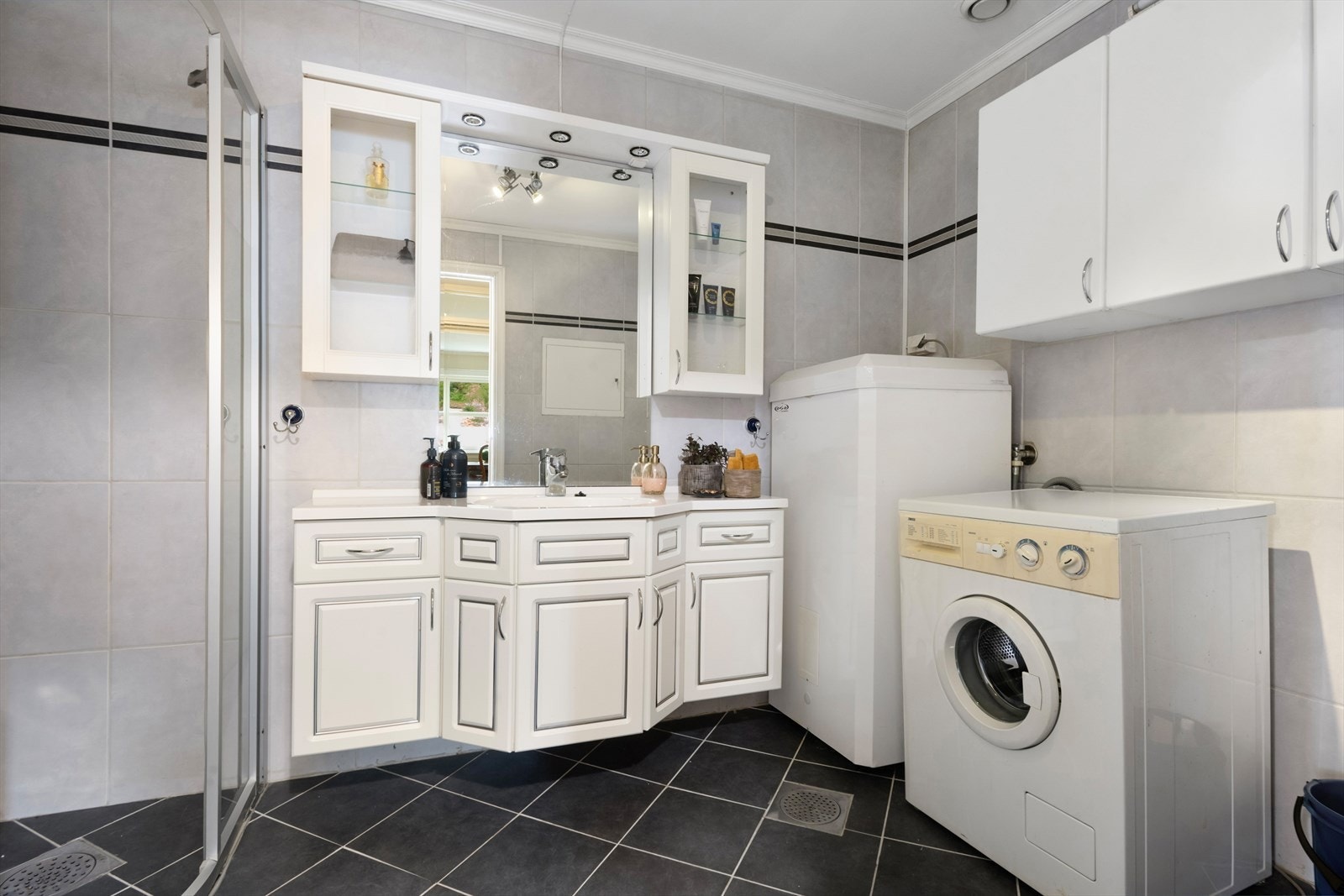 Heilflisa bad med varme i golv Galleribilde