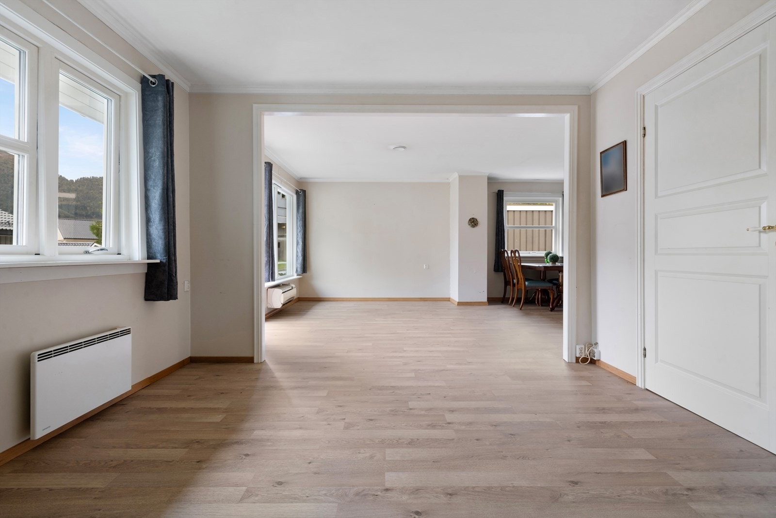 Eit soverom i 1. etasje er opna opp og er no ein del av stova Galleribilde