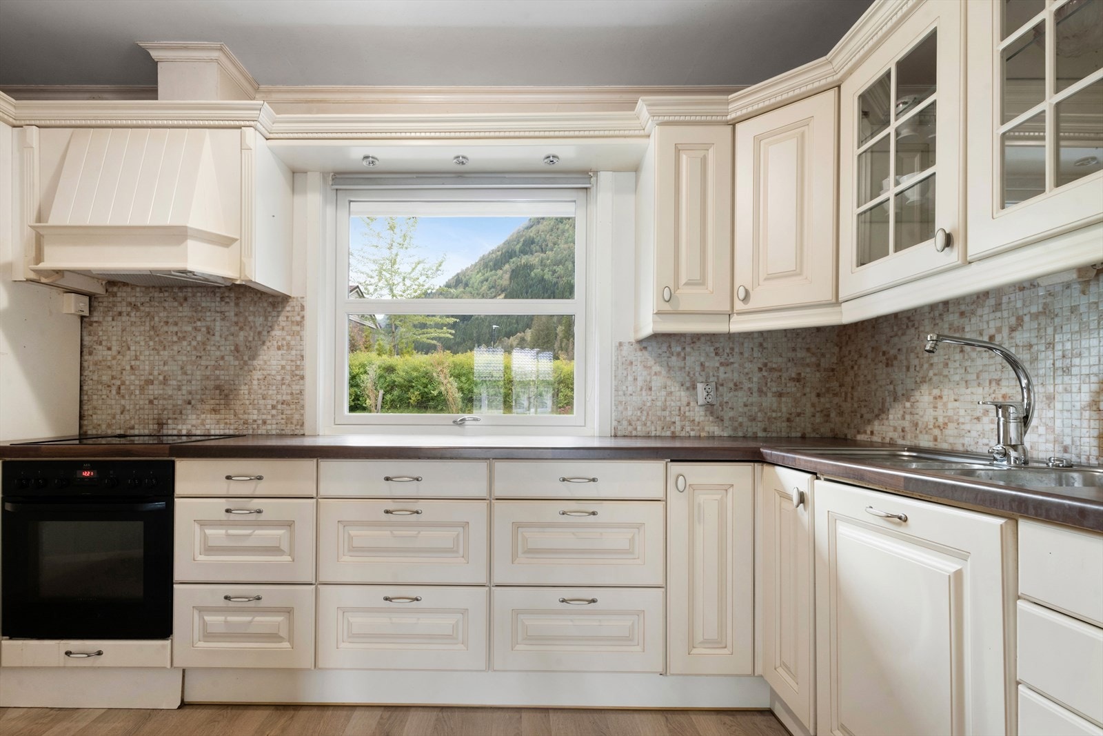 Kjøkkenet har integrert steikeomn, platetopp, oppvaskmaskin, mikro og kjøleskap Galleribilde