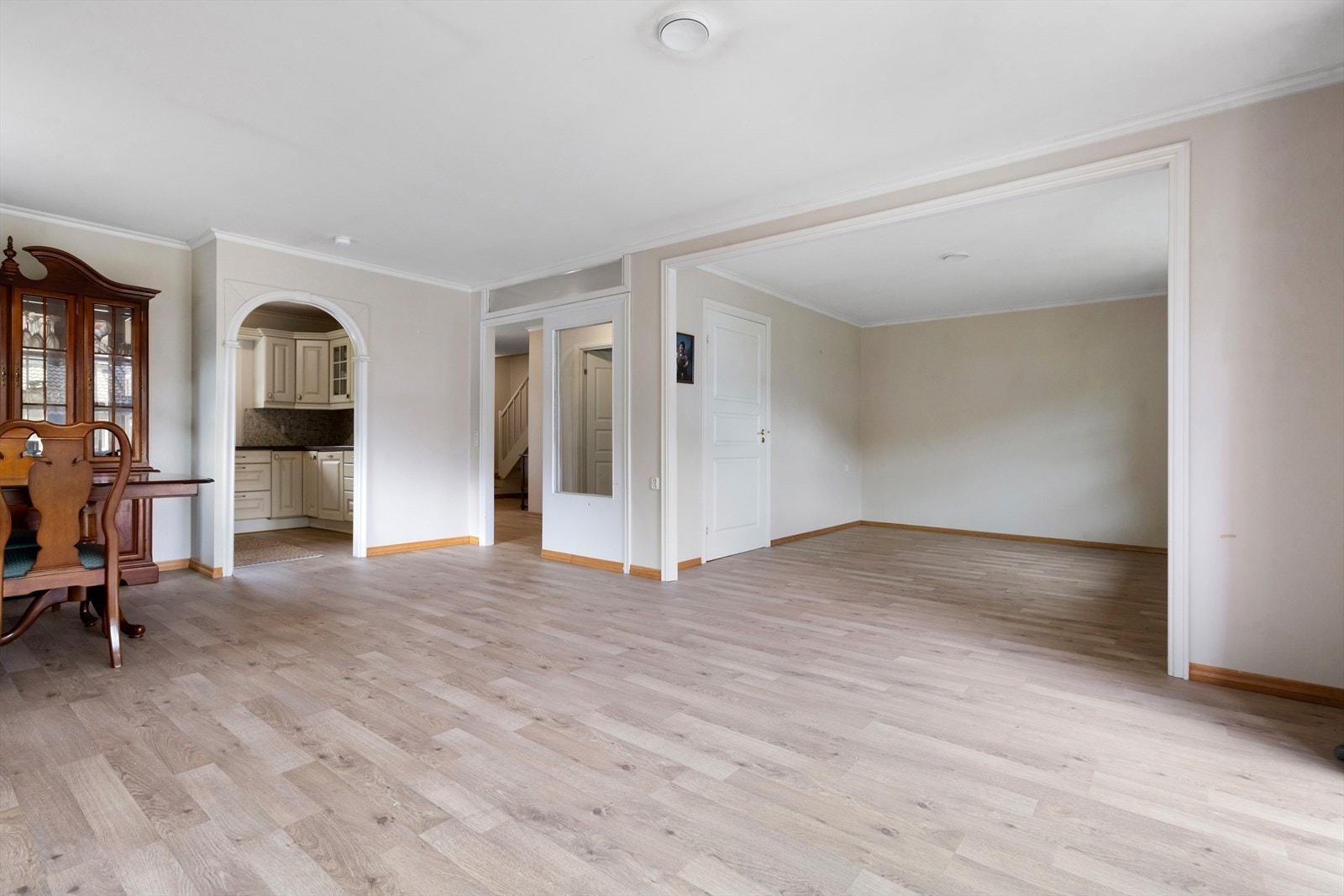 Svært romsleg stove med god plass til fleire sitjegrupper Galleribilde