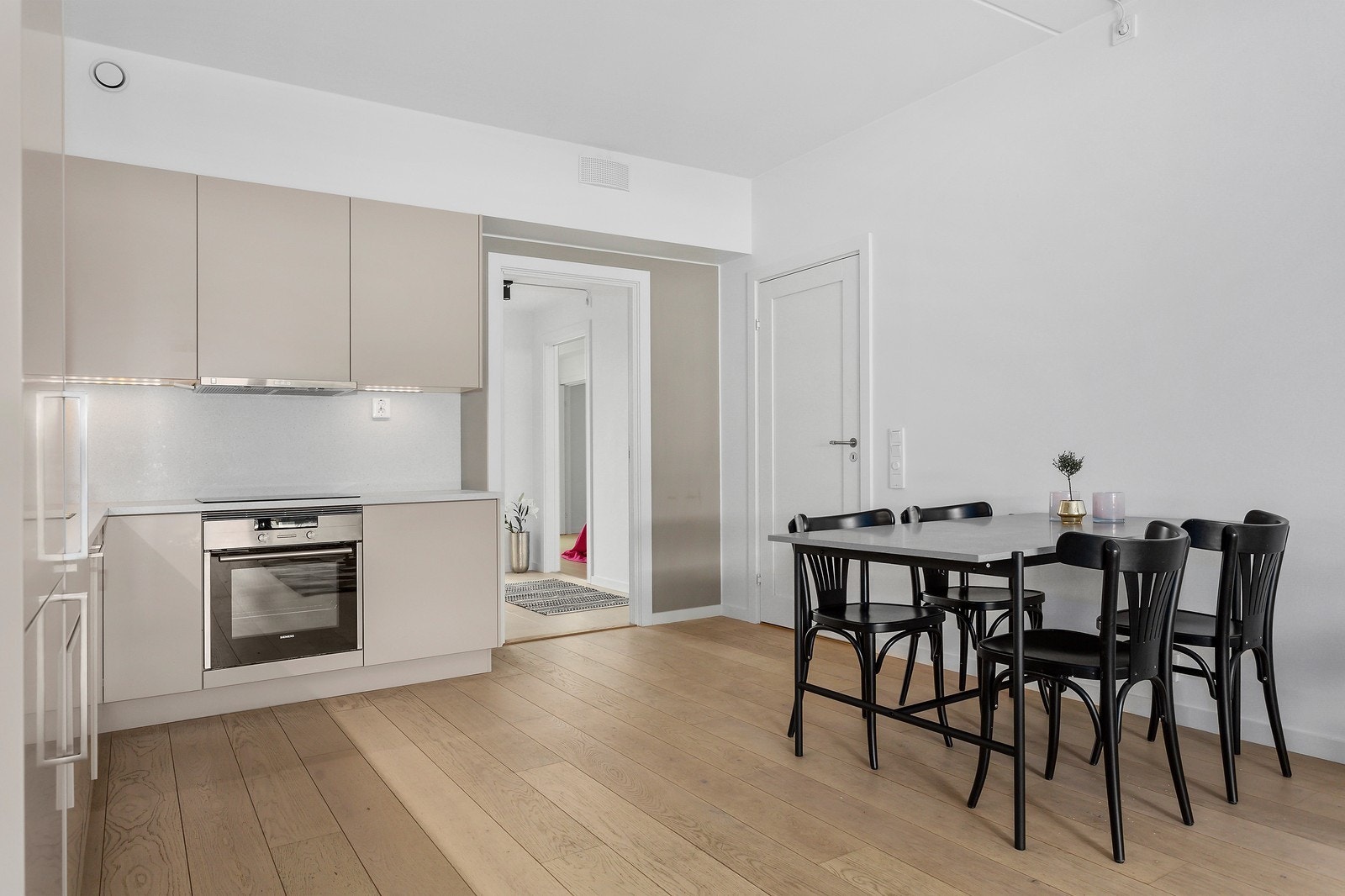 Plass til spisebord på kjøkken. Galleribilde