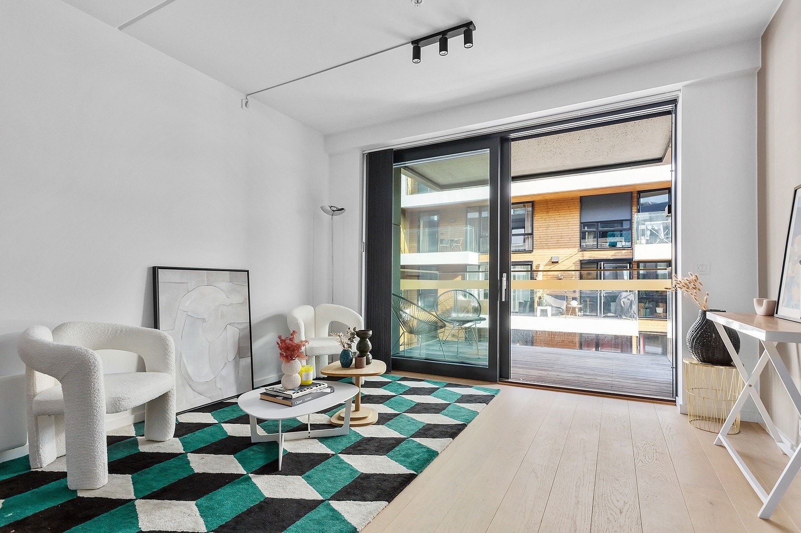 Romslig stue med utgang til balkong. Galleribilde