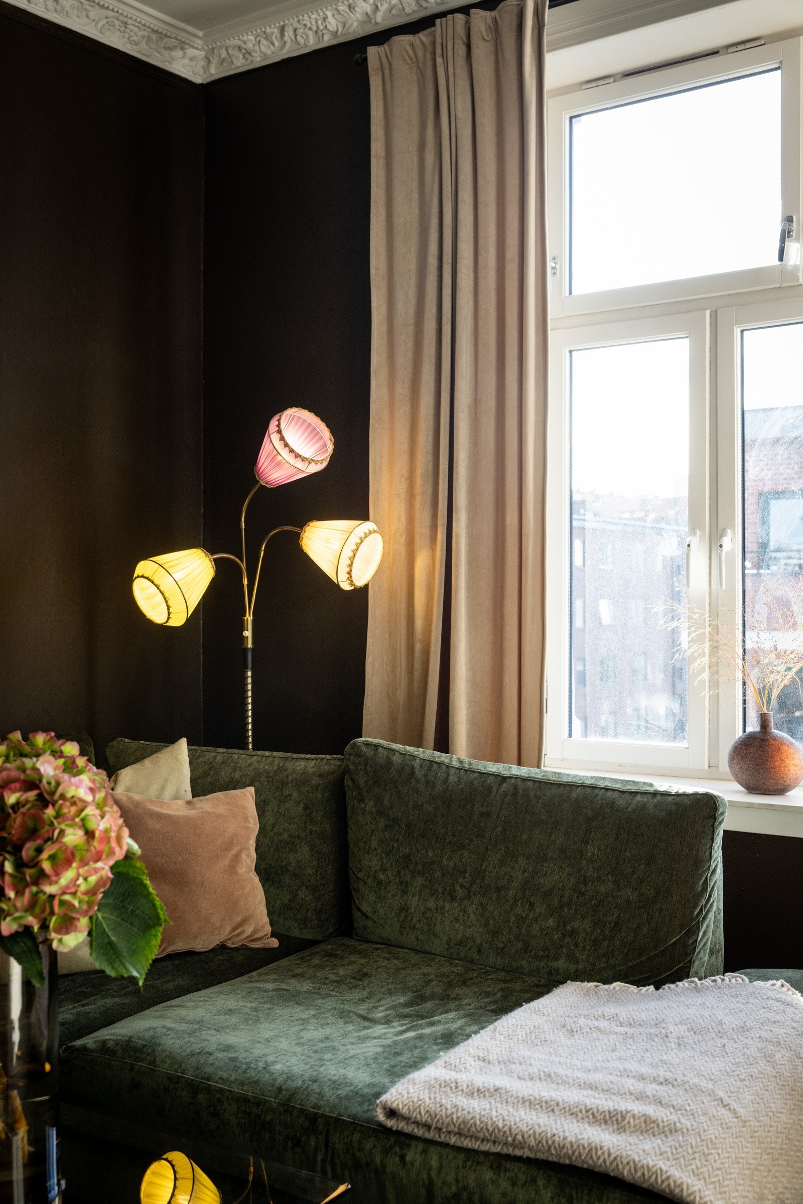 Store vindusflater som slipper til rikelig med naturlig lys. Galleribilde