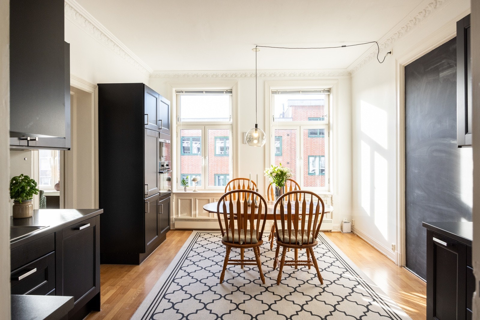 Inviter venner og familie over på et bedre måltid. Galleribilde