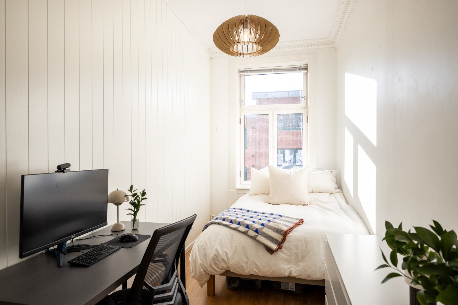 Soverom nummer to har plass til dobbeltseng, nattbord, garderobeskap og skrivepult. Galleribilde