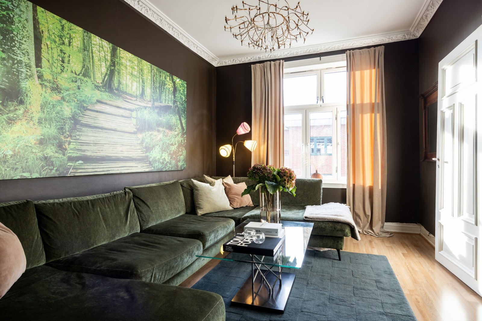 Trivelig stue med god plass til sofagruppe, sofabord og underholdningsavdeling. Galleribilde