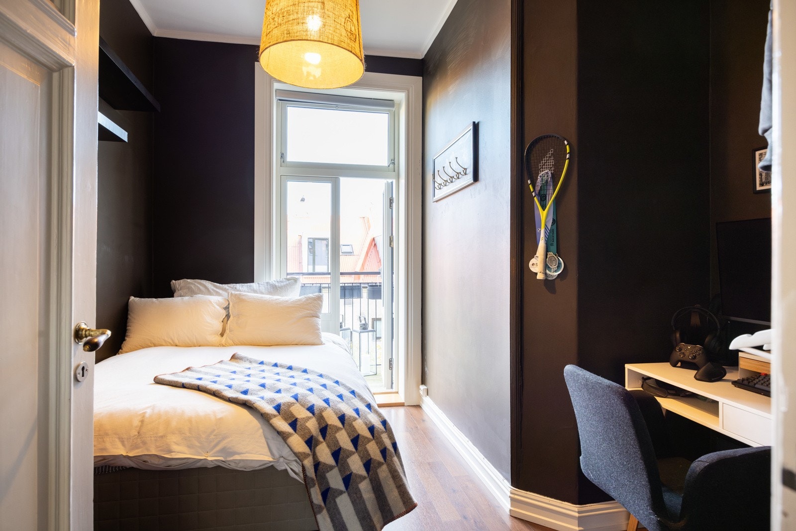 Soverom nummer tre har plass til dobbeltseng, nattbord og garderobeskap. Galleribilde