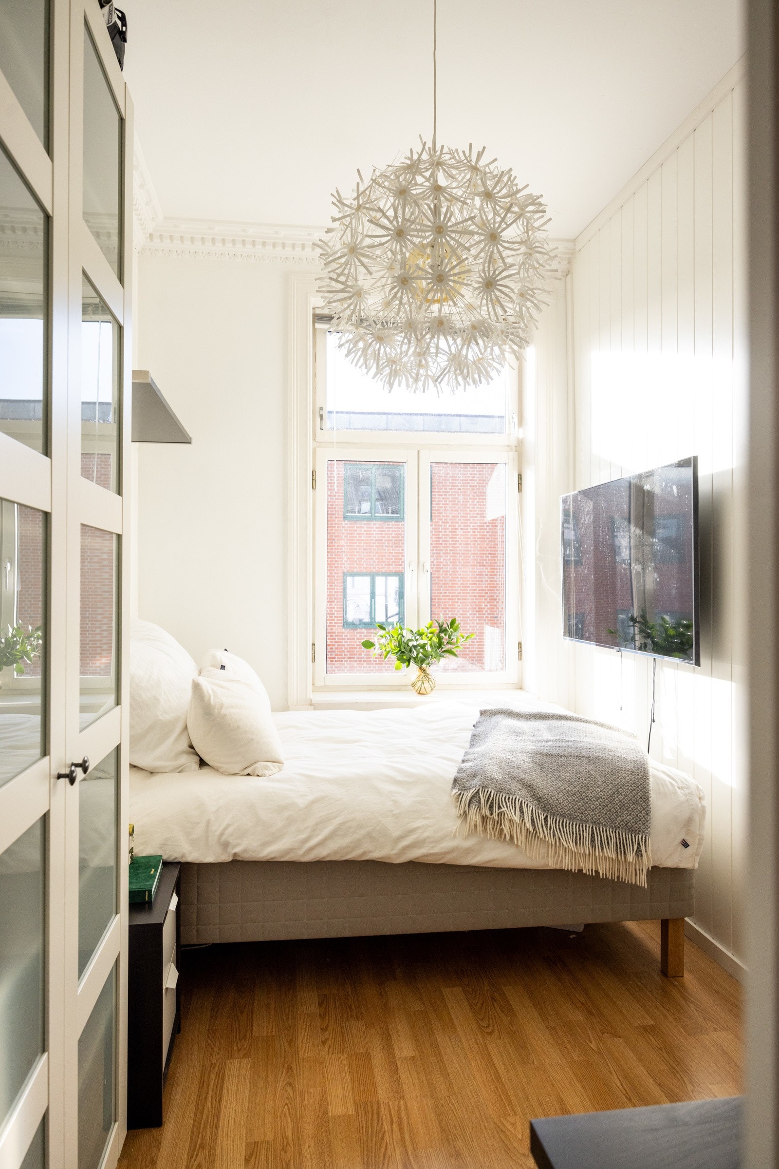 Soverom nummer 1 har plass til dobbeltseng og nattbord. Galleribilde