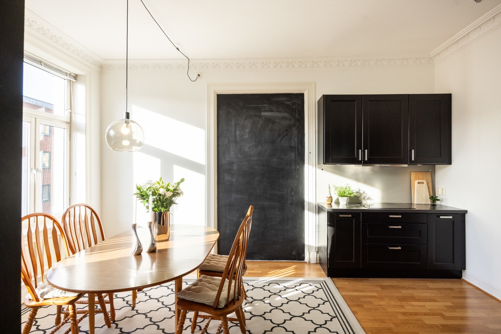 Hvitevarene består av platetopp, stekeovn, oppvaskmaskin, mikrobølgeovn, kjøleskap og frys. Galleribilde