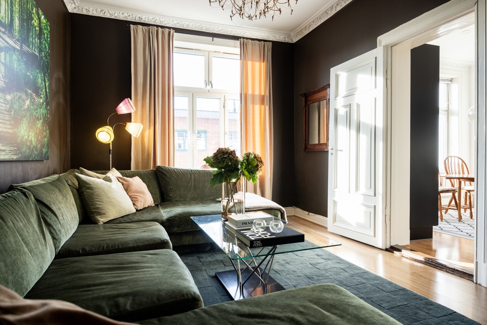 Lys og klassisk 4-roms selveierleilighet som består av entré, gang, bad/vaskerom, tre soverom og stue/kjøkken. Galleribilde