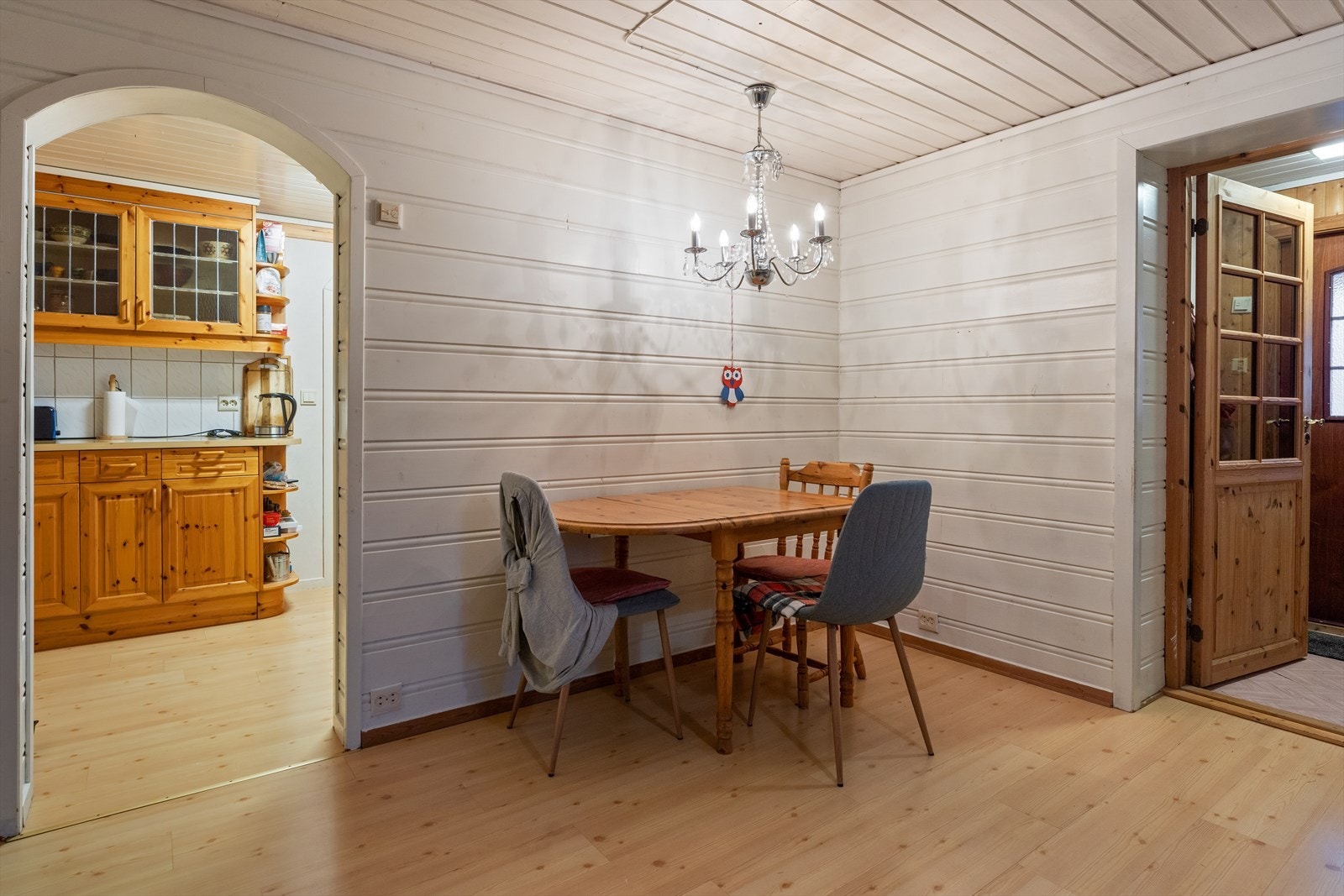 Plass for spisegruppe i stova i underetasje Galleribilde