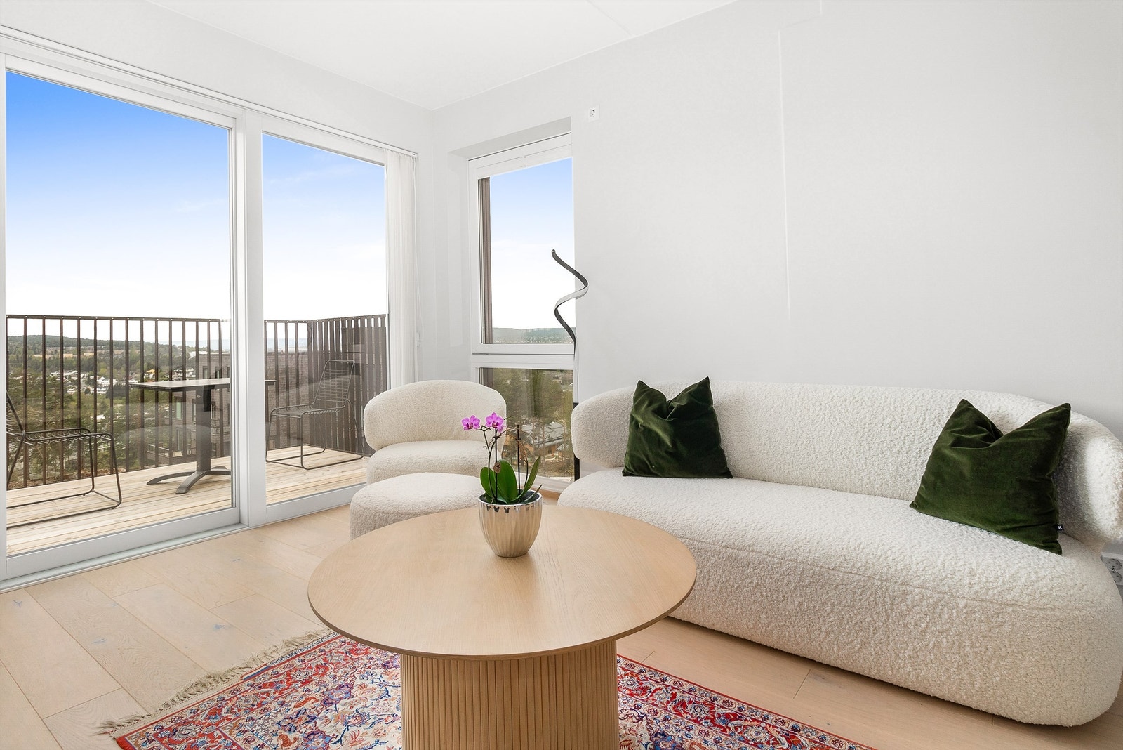 Eiendomsmegler Krogsveen v/Idriss Eliassy ønsker velkommen til Ødegårds vei 203 Galleribilde