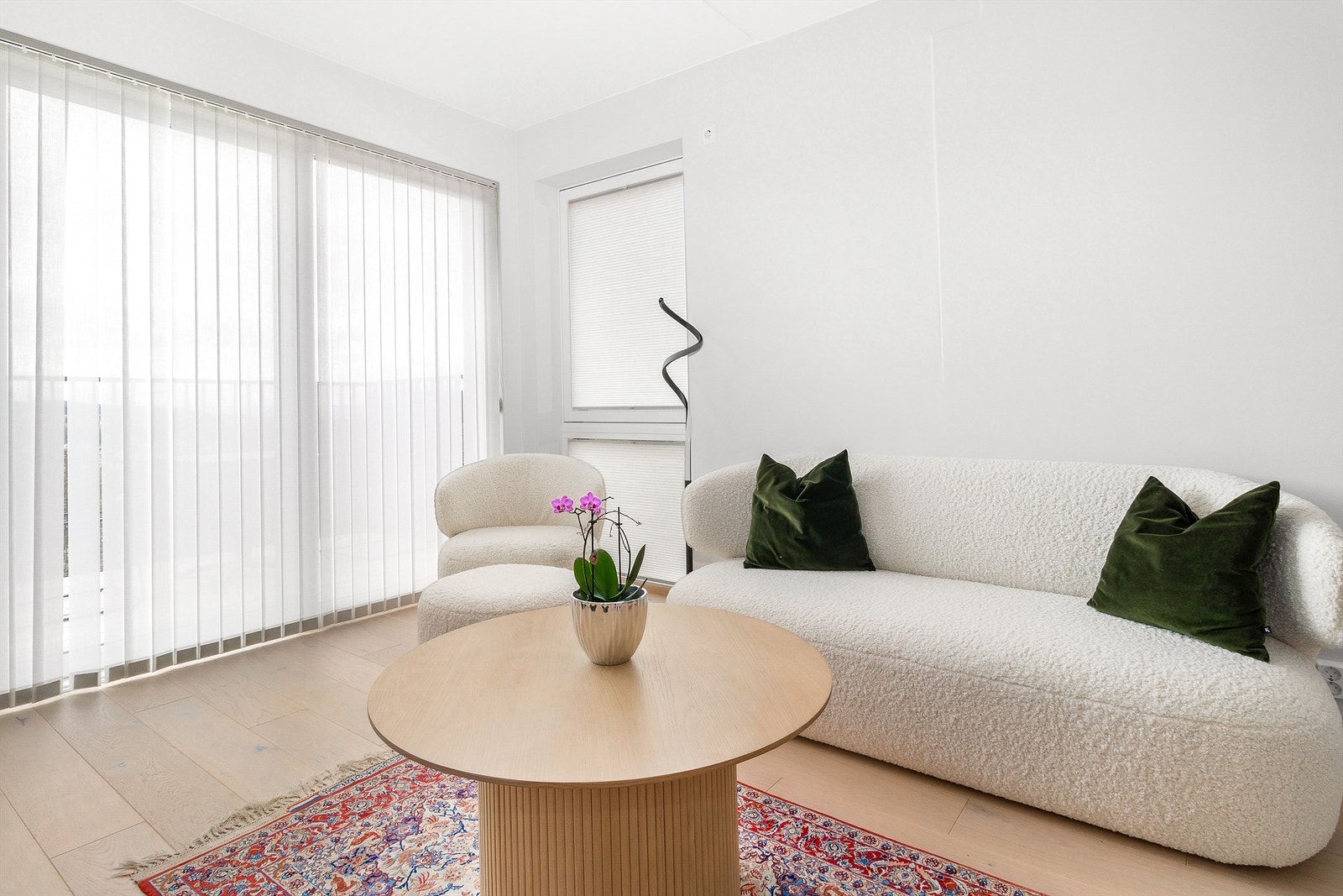 Det er solskjerming montert på alle vinduer Galleribilde