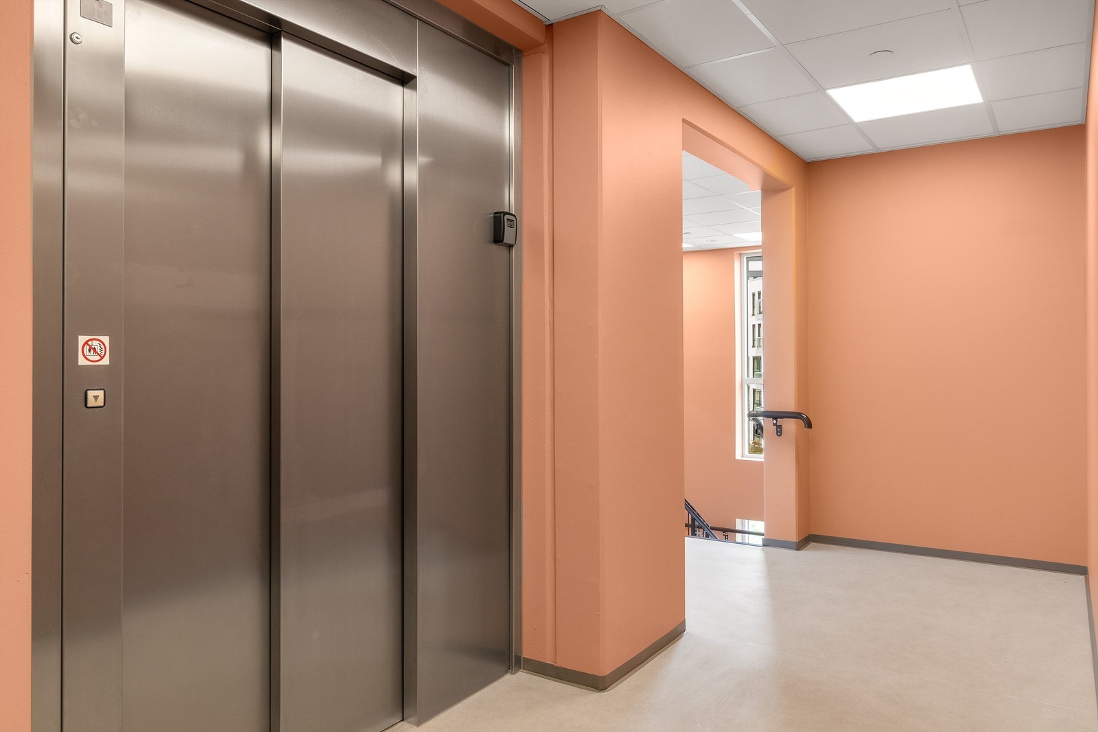 Heis og trappeadkomst til leiligheten Galleribilde