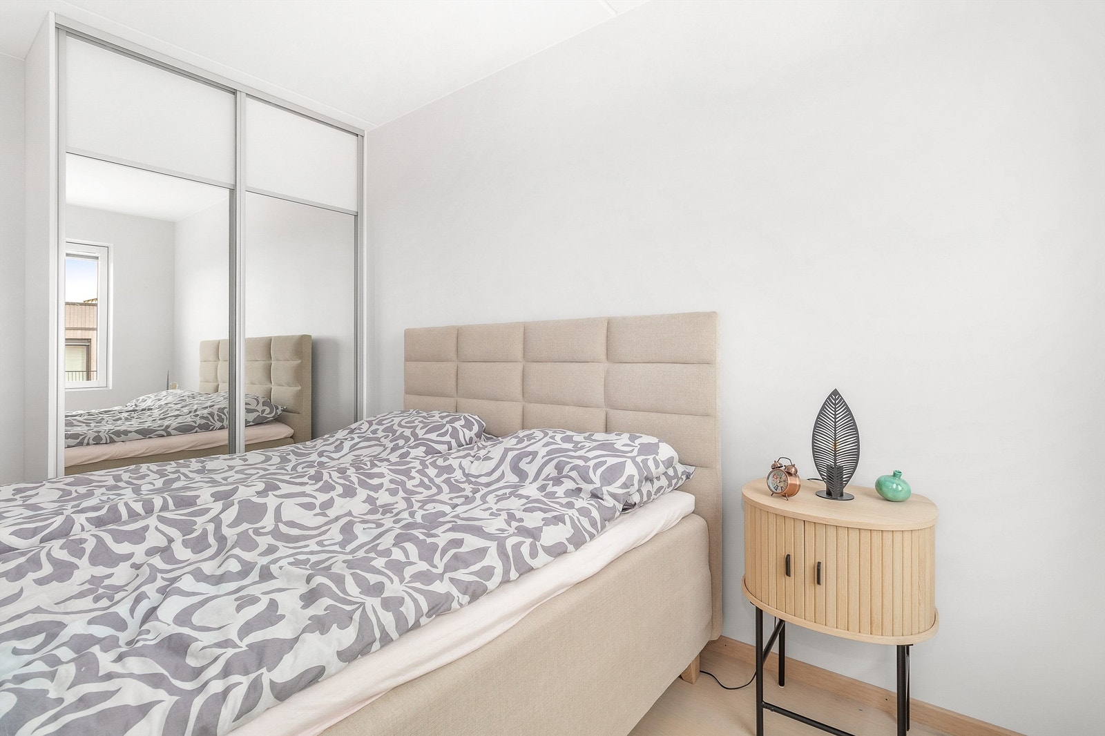 Soverom med skyvedørsgarderobe Galleribilde