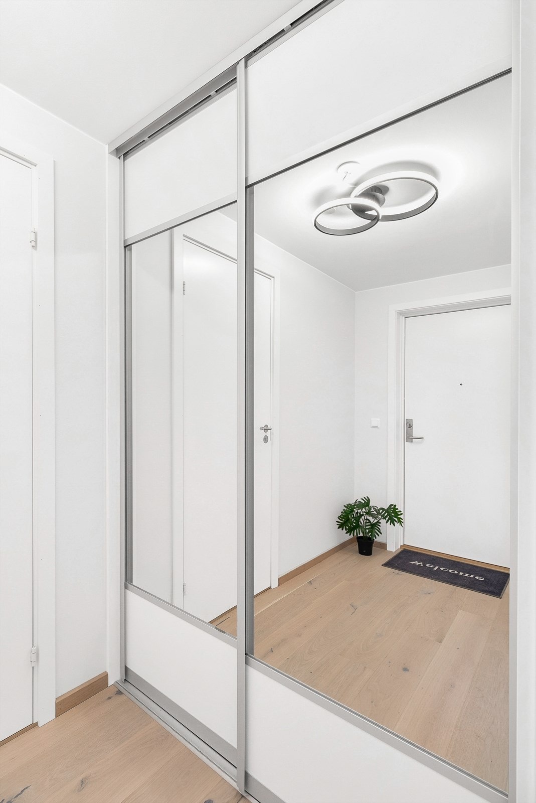 Entrè med skyvedørsgarderobe Galleribilde