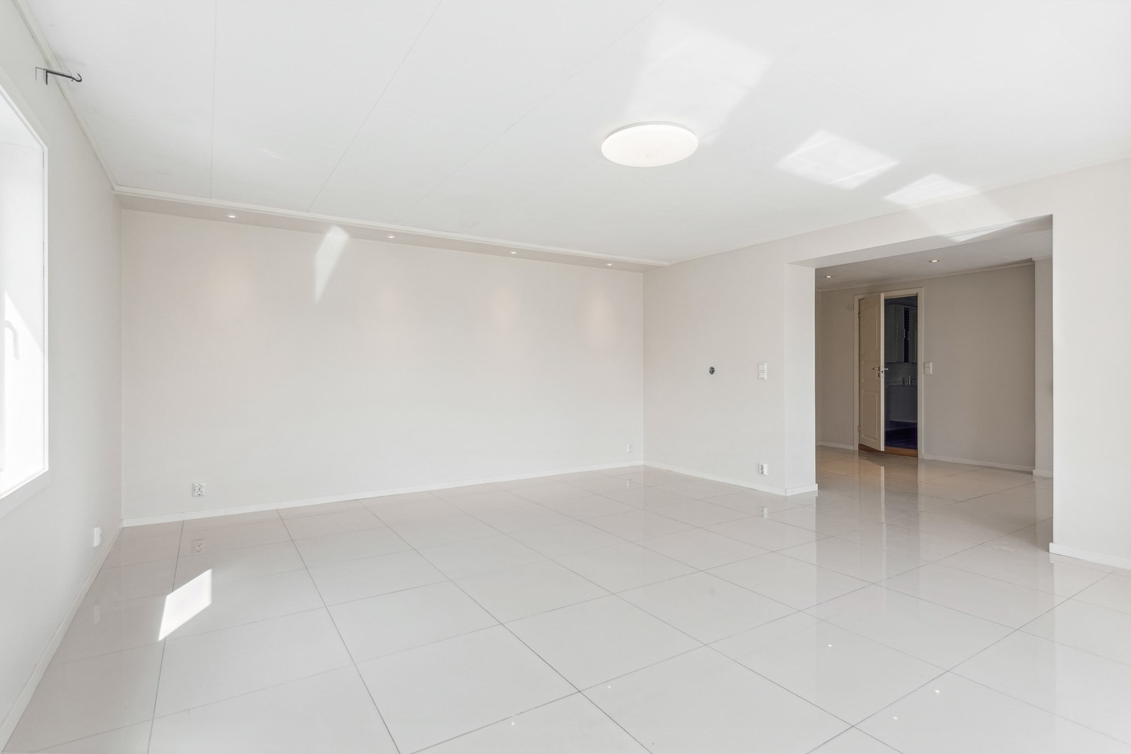 Lyse, malte veggflater. Galleribilde