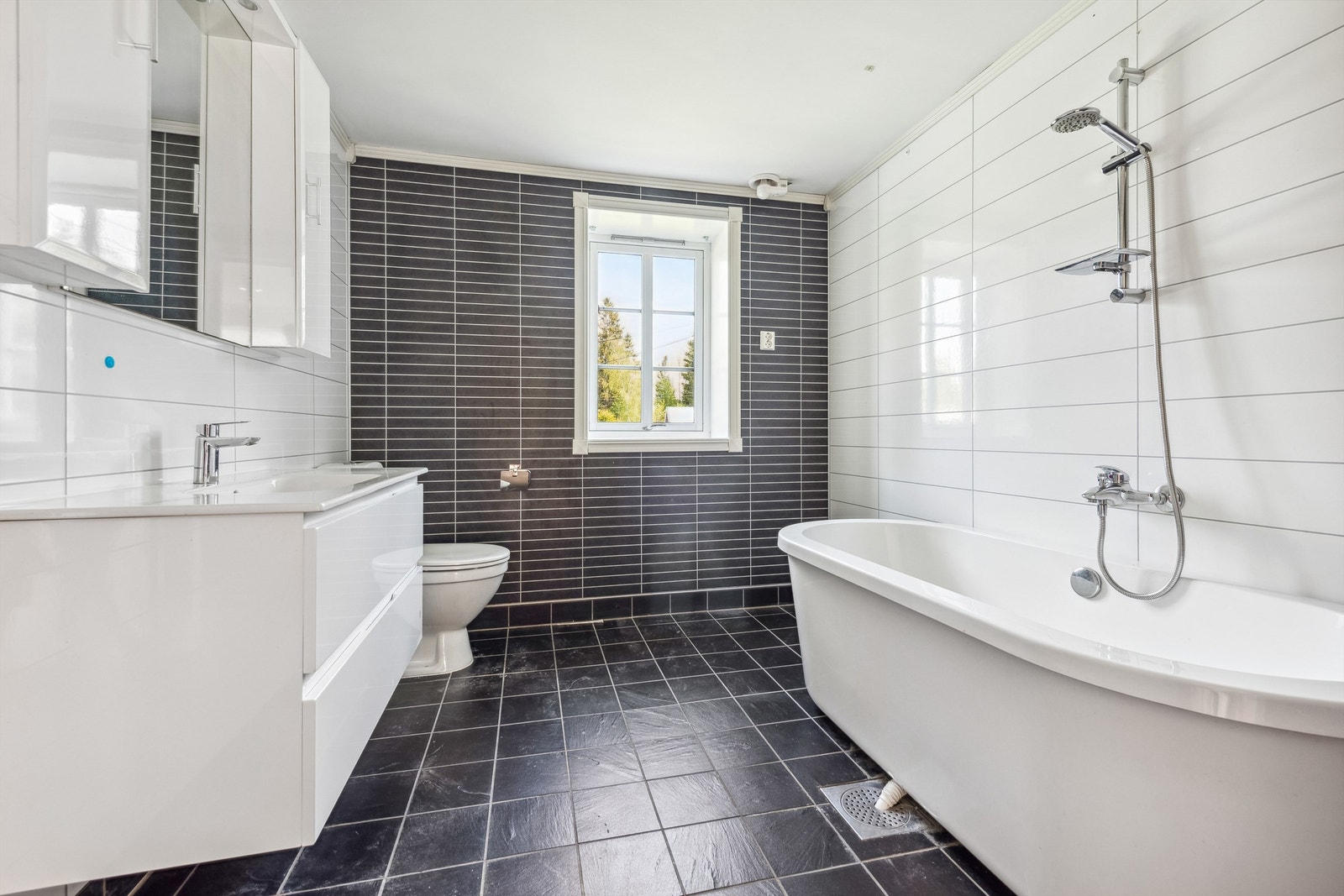 Bad me utbedringsbehov. Våtrommet må oppgraderes for å tåle normal bruk etter dagens krav. Galleribilde