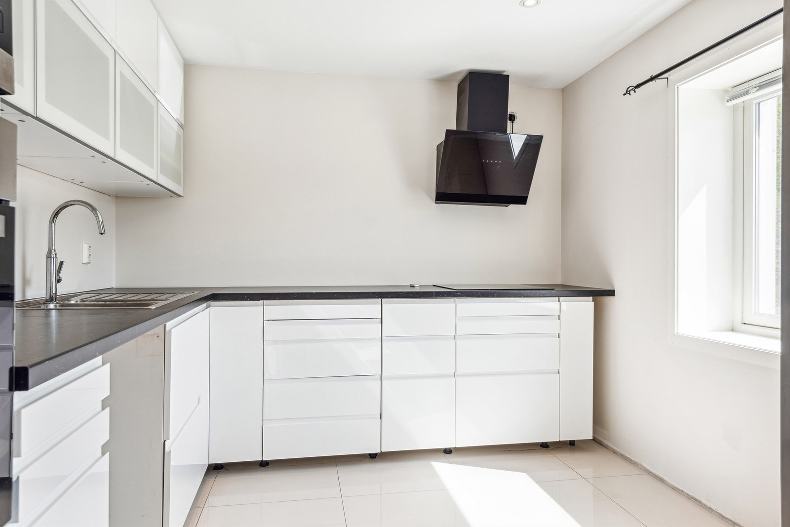 Kjøkkeninnredning med glatte fronter. Integrert platetopp, micro og stekeovn. Galleribilde