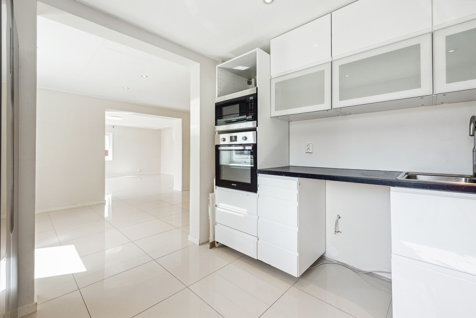 Den åpne løsningen bidrar til et lyst og luftig inntrykk! Galleribilde