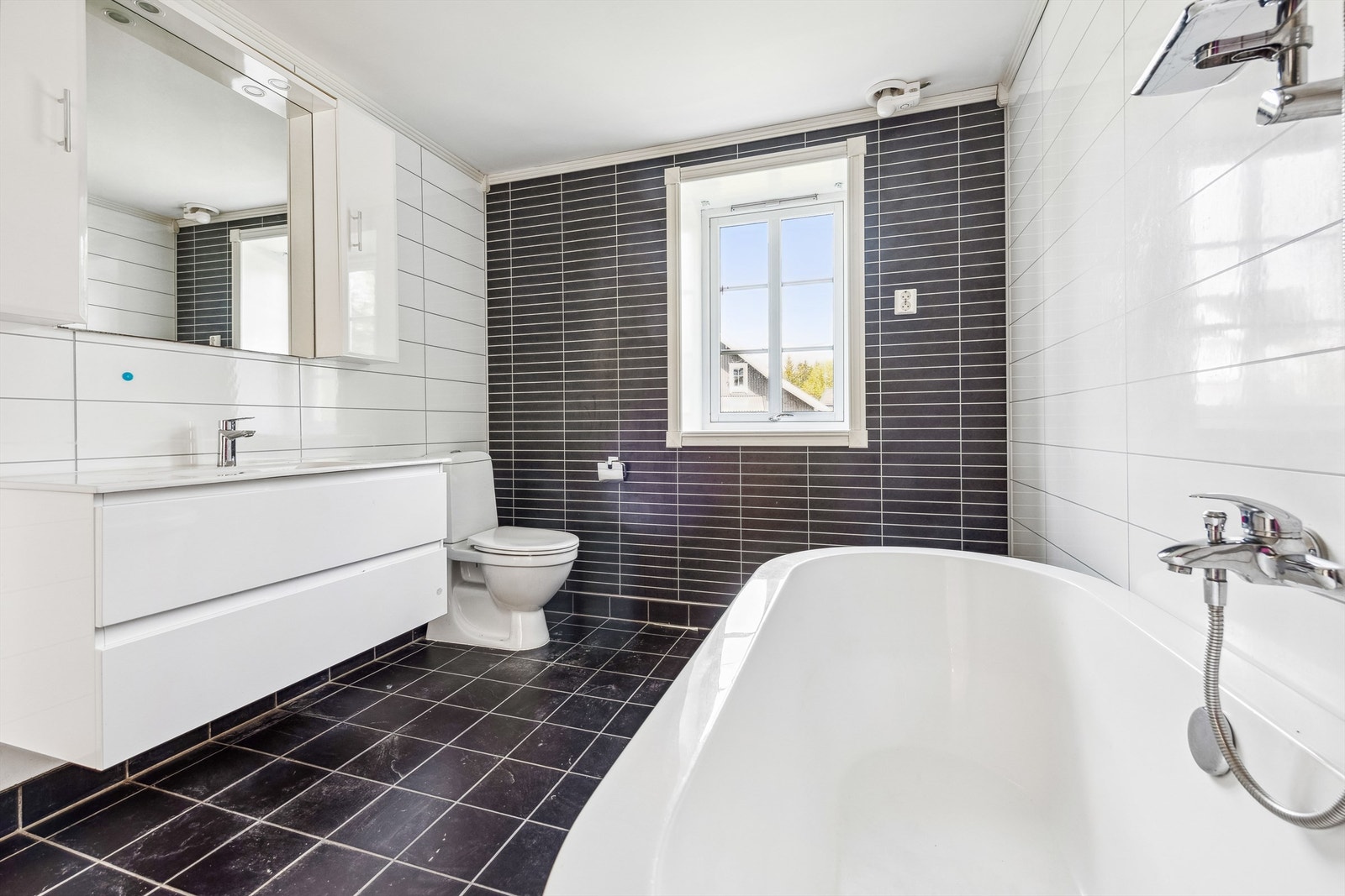 Bad med flislagt gulv og baderomsplater på vegger. Må oppgraderes for å tåle normal bruk etter dagens krav (TG3). Galleribilde