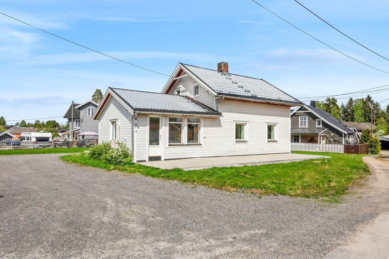 Det er støpte terrassesåler på begge sider av boligen. Galleribilde