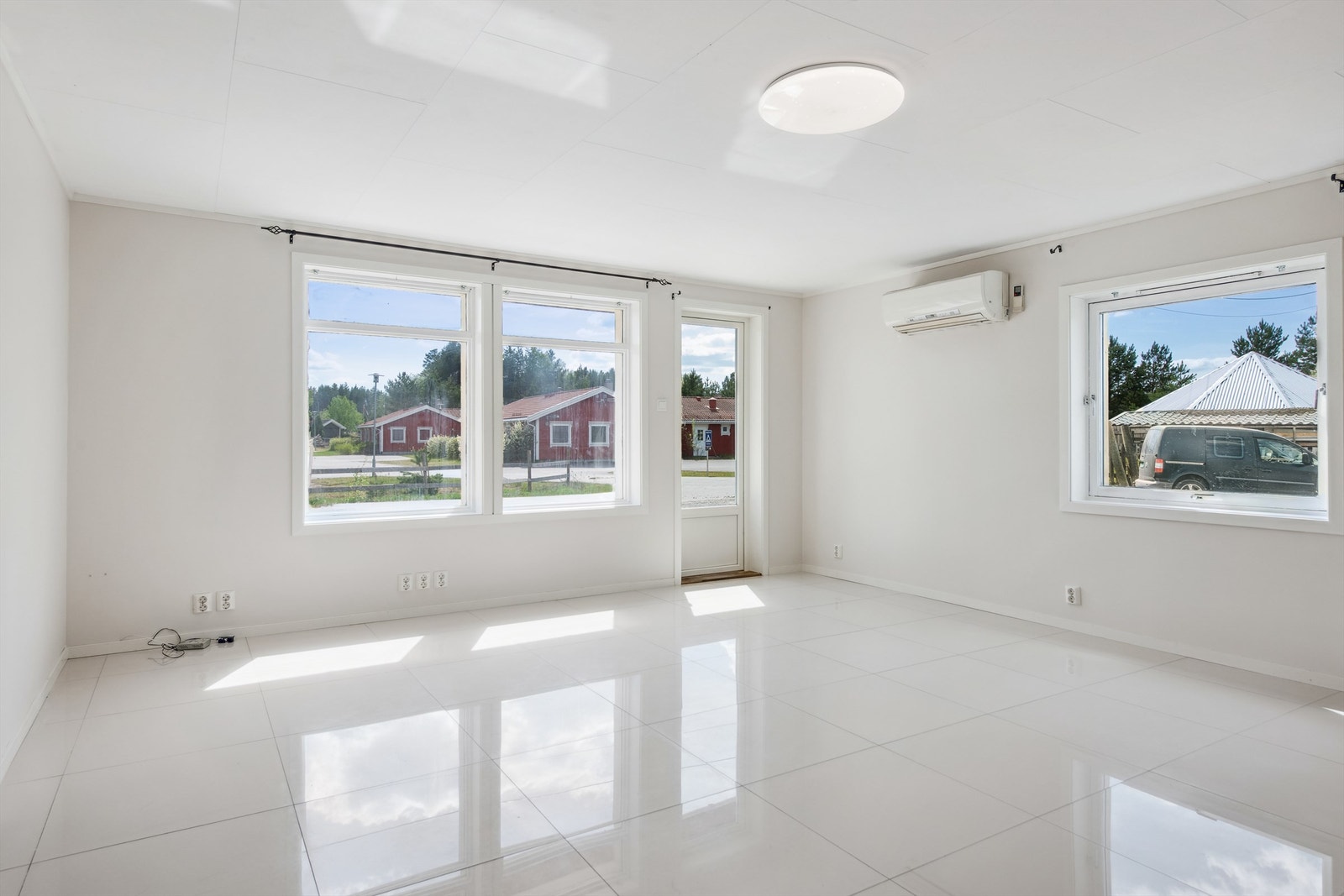 Stuetilbygg, med utgang til platting. Galleribilde