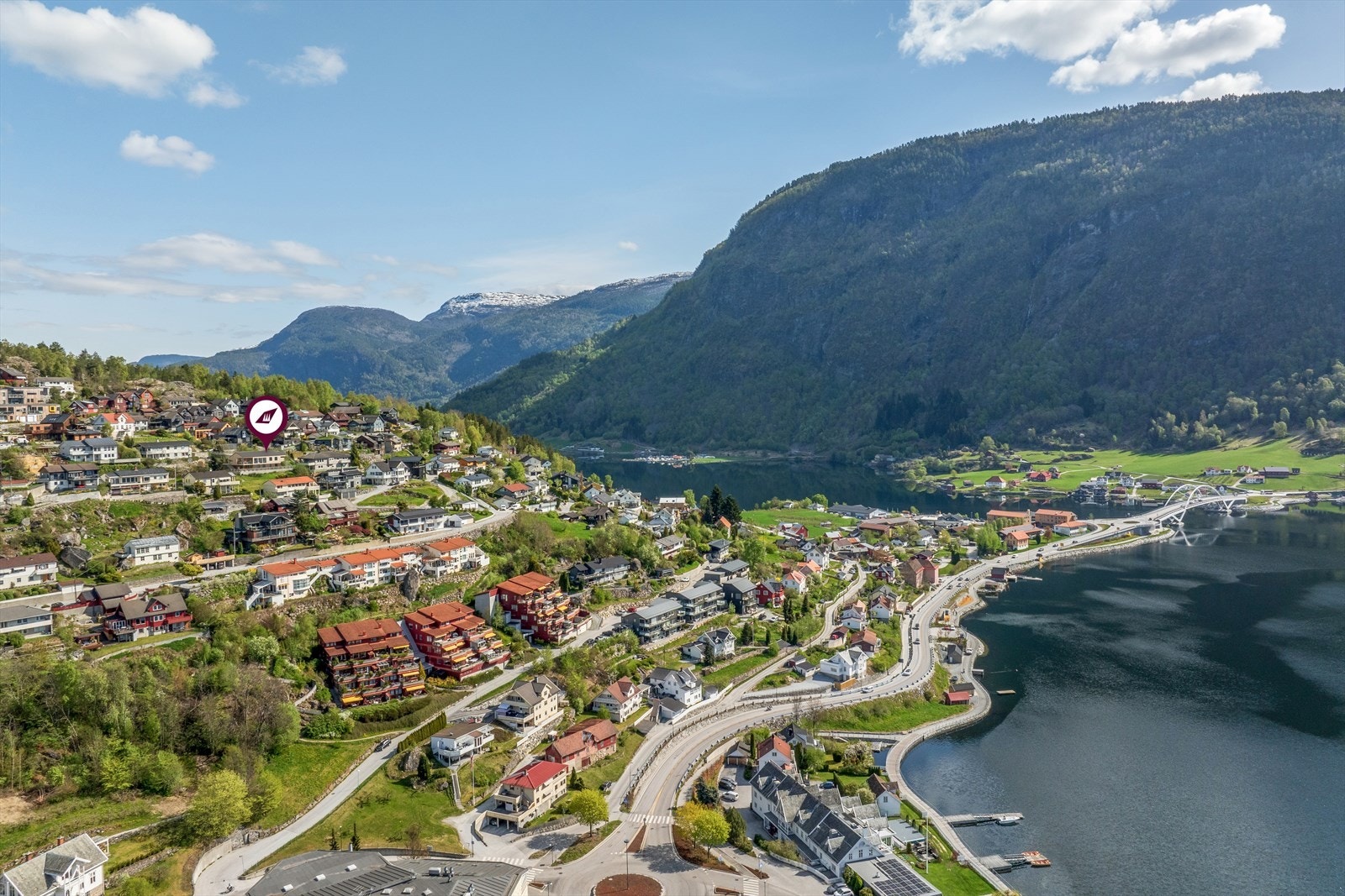 Tomta ligg med tilkomst frå Klippavegen. Nabolaget består stort sett av familiebustader. Galleribilde