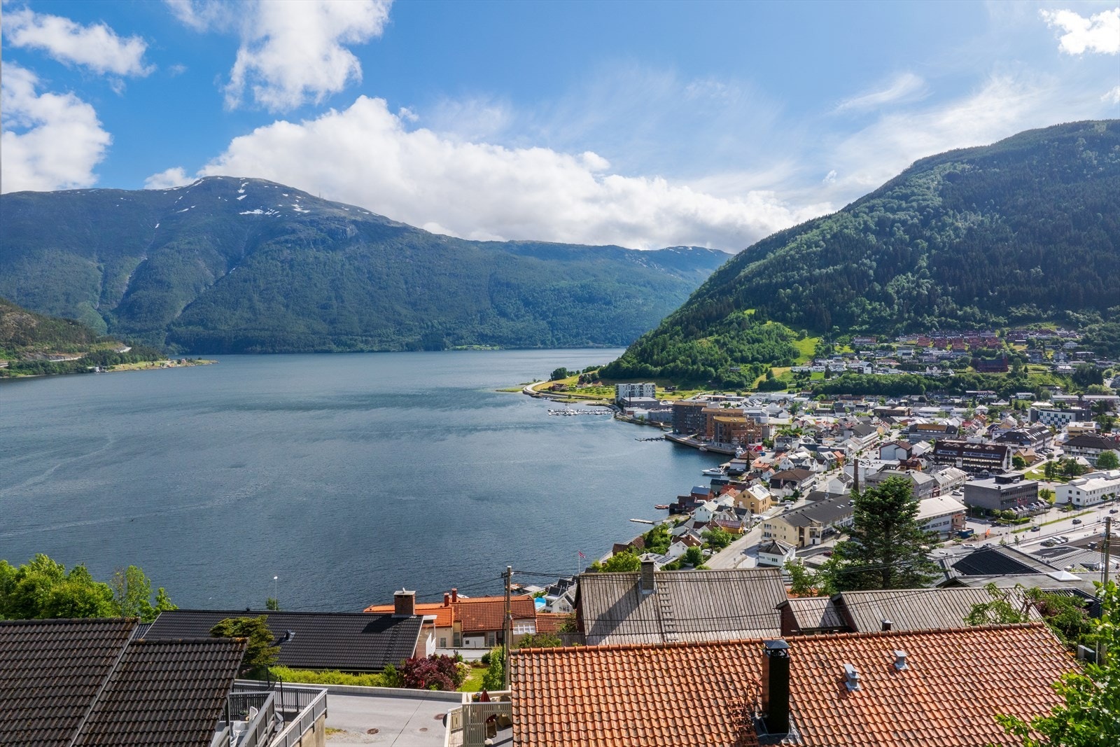 Frå tomta har ein fantastisk utsikt over Sogndalsfjorden, Storehogen og bygdi. Galleribilde