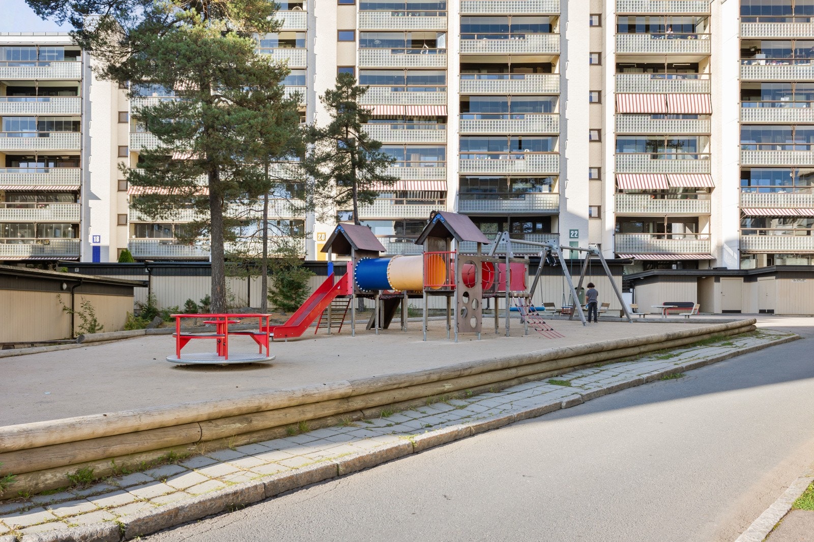 Tiurleiken har et pent opparbeidet uteområde bestående av lekeplasser, ballplass, grillplass, grønnsakshage, frukttrær og sitteområder Galleribilde