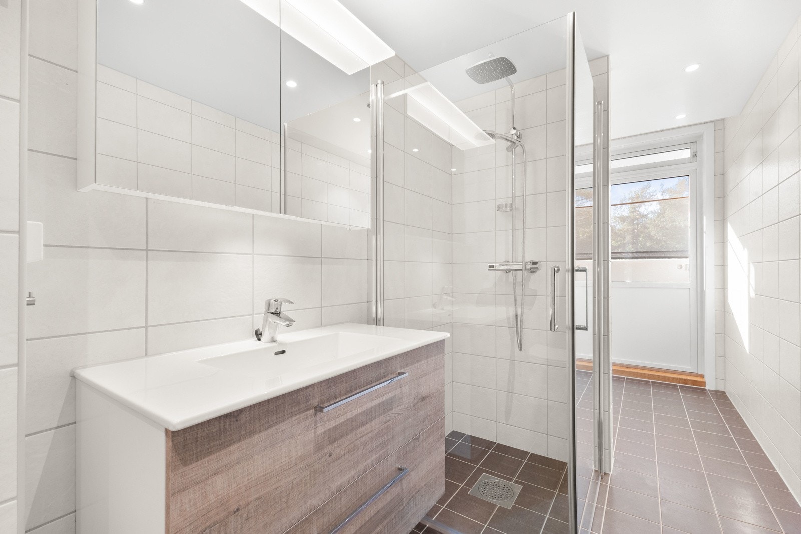 Ventilasjonen på badet er mekanisk, noe som sikrer god luftkvalitet og forebygger fukt. Galleribilde