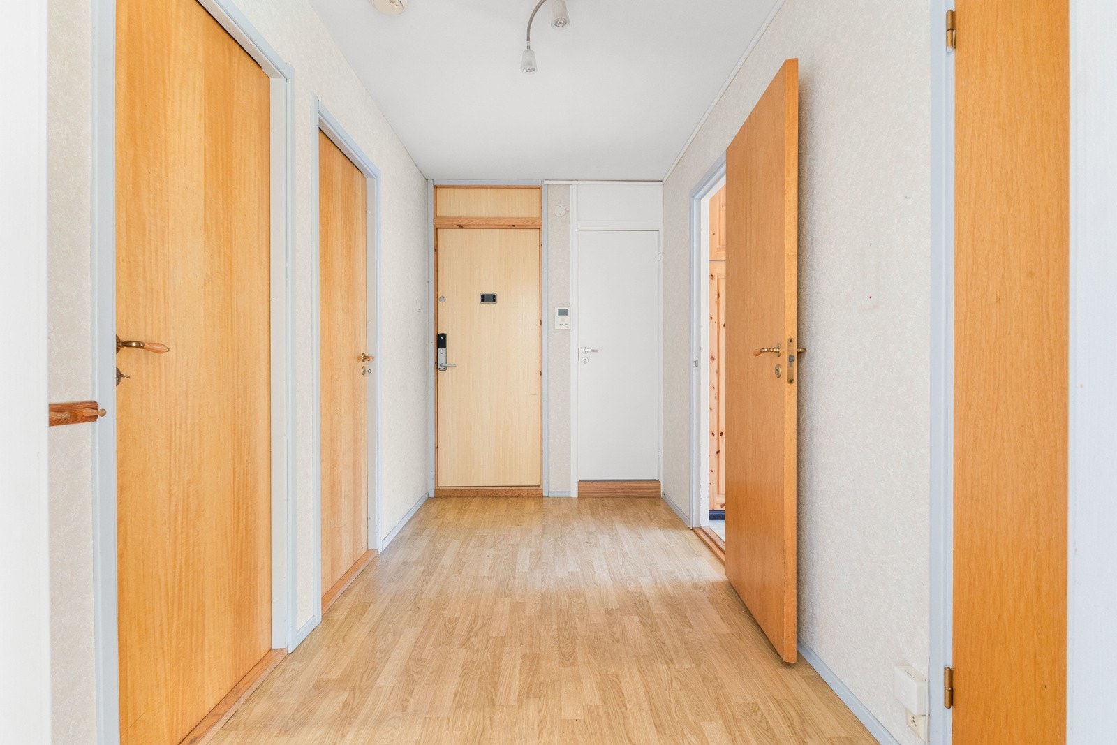 Når du kommer inn entre`n, har du kjøkken på venstre side, og soverom på høyre. Galleribilde