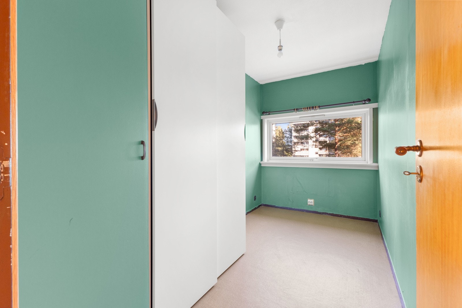 Det andre soverommet i boligen er ideelt for bruk som barnerom eller gjesterom, med plass til seng og lekeareal eller ekstra oppbevaring. Galleribilde