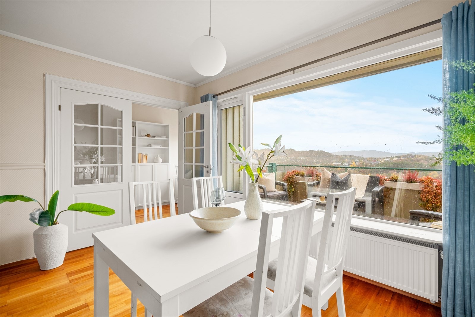 Store vindusflater sørger for rikelig med naturlig lysinnslipp og en fantastisk utsikt Galleribilde