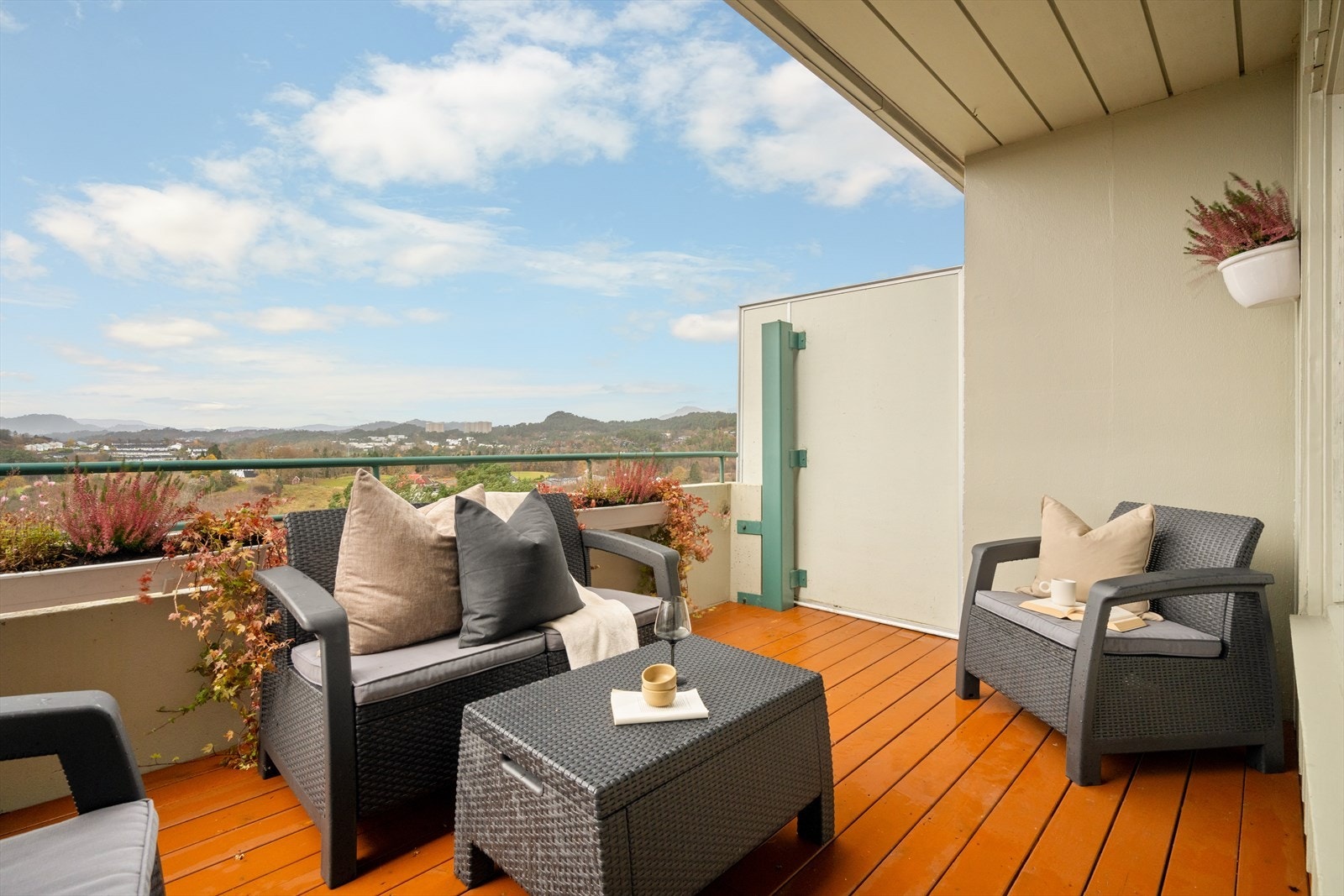 Her har man flott utsikt, og kan nyte solen til den går ned på kvelden Galleribilde